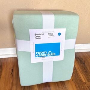 Room Essentials Sweatshirt Fleece Blanket mint green full/queen size bed